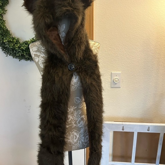 One size bear hat with hand pockets button closure - Picture 8 of 10